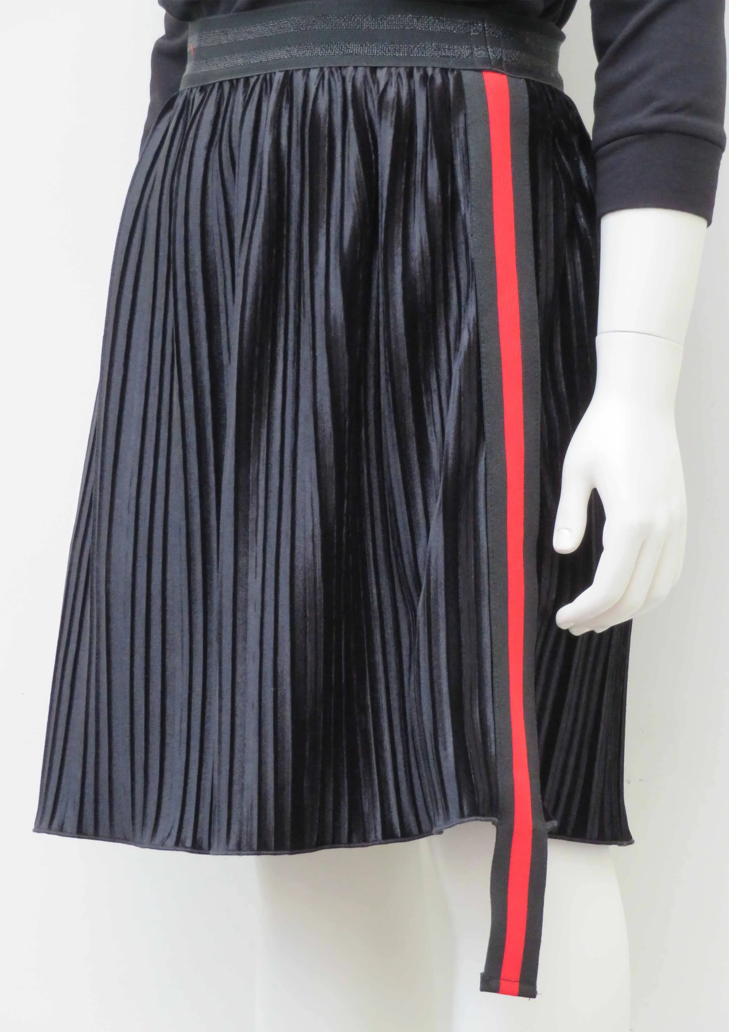 Black velvet pleats skirt with red stripe ribbon